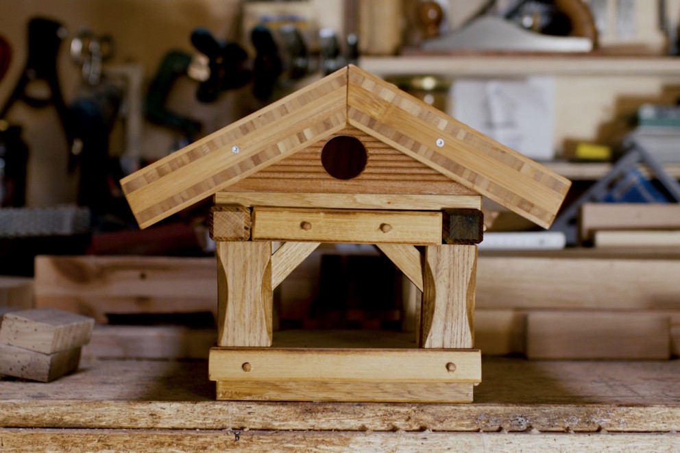 
				Ein Vogelhaus aus Holz steht in Ludwigs Werkstatt

			