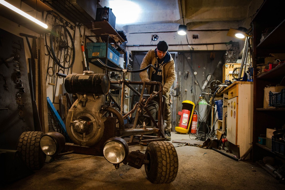 Sebastian Beutler baut ein pedalbetriebenes Fahrzeug in seiner Werkstatt; 