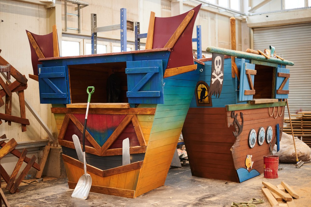 
			Ein halbfertiges, buntes Spielhaus in Form eines Schiffes.

		