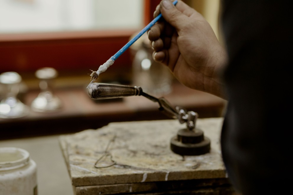 
				Silberschmied Marcel bereitet das Löten des Hefts in der Altonaer Silber Werkstatt vor.

			