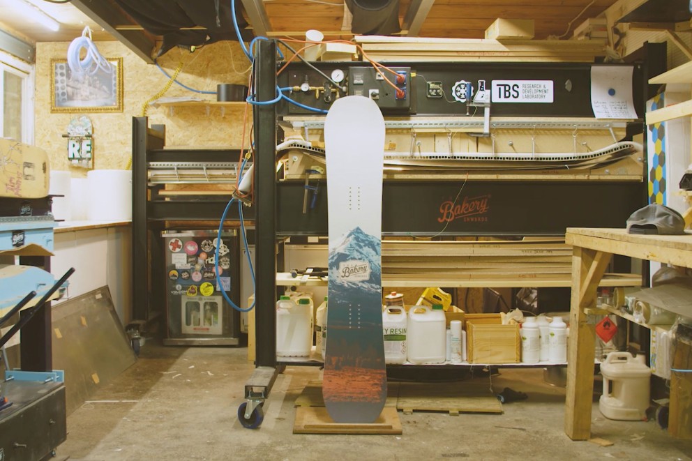 
				Fertig: Eines der Bretter von Bakery Snowboards bereit für Piste und Tiefschnee.

			