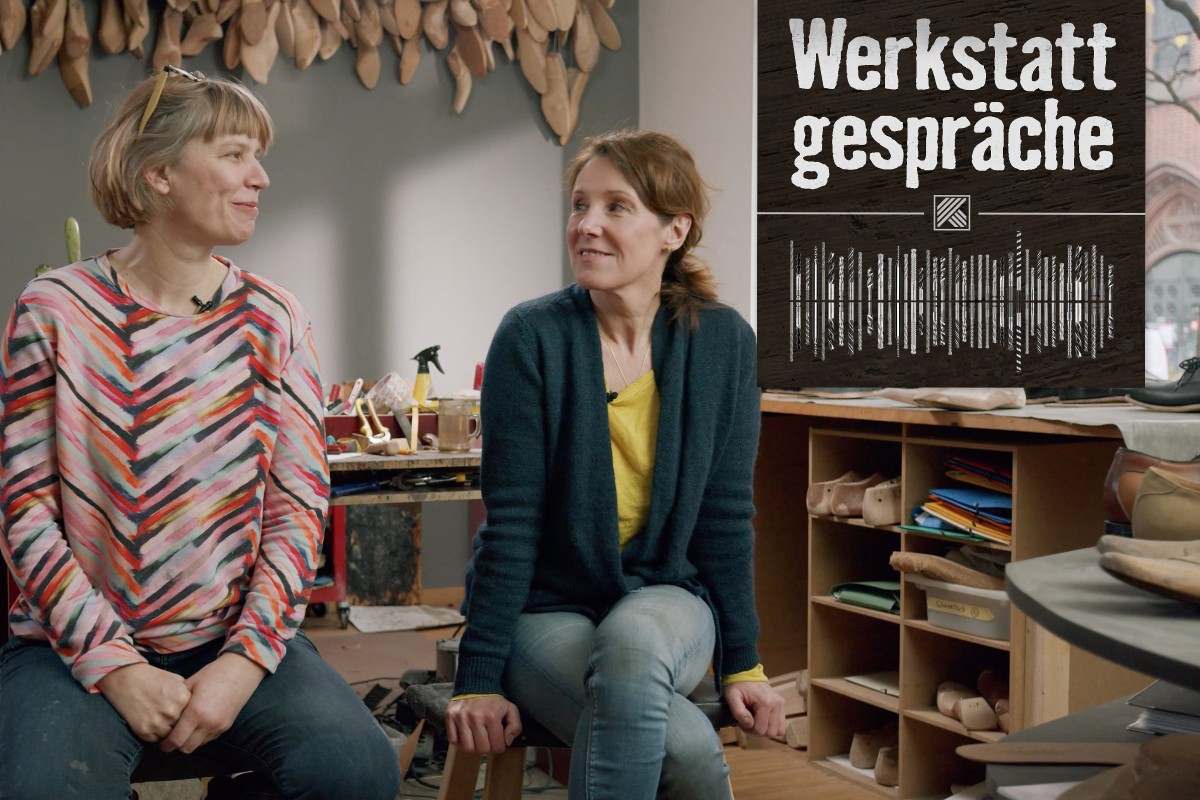 Kirstin Hennemann und Gabriele Braun sitzen in ihrer Maßschuhmacherei Hennemann und Braun in Berlin Prenzlauer Berg. 