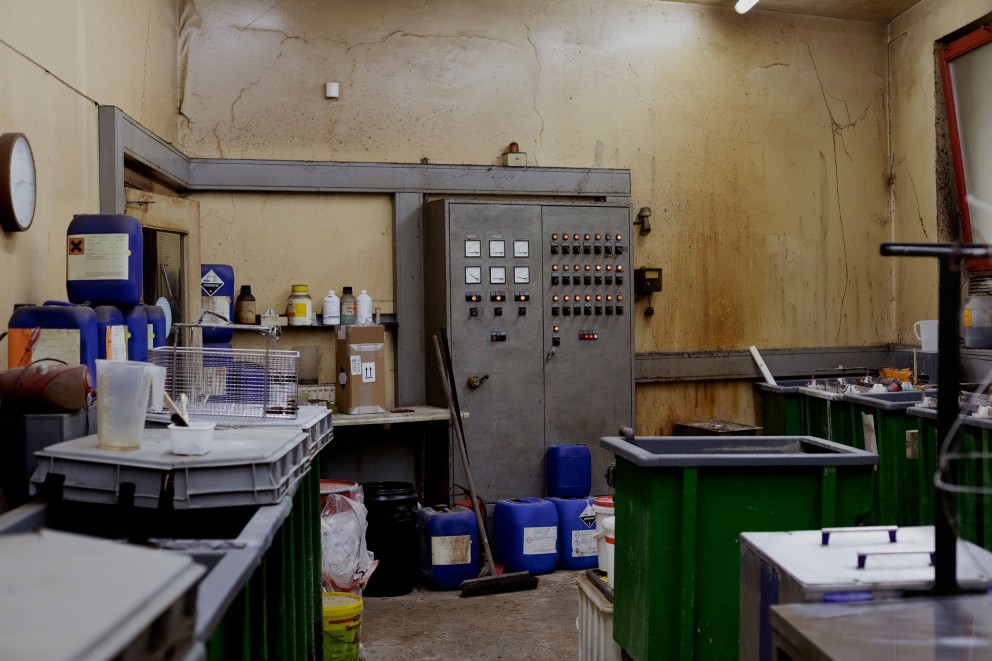 
				Hier in der Werkstatt arbeitet die Galvaniseurin Maxi Hänsch Hand in Hand mit ihren Mitarbeiter: Silber – und Messerschmieden.

			