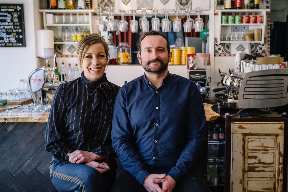 Anna Malin und Mark Hagen sitzen in „Betty’s Bar“, ihrem Restaurant im österreichischen Bad Gastein, das sie mithilfe von Upcycling auf Vordermann gebracht haben 