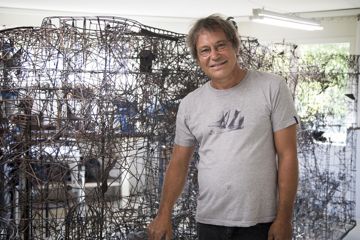 Seit zwölf Jahren arbeitet Paul Rüdisühli an seiner riesigen Kugelbahn, einer Konstruktion aus Drähten, Skulpturen und bis zu 30 Metallkugeln. 