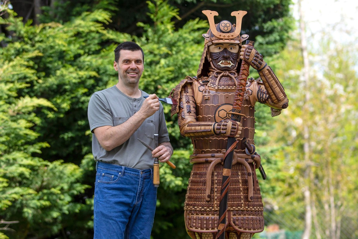 Holz Künstler Danny Reinhold aus Lichtenberg mit seinem Holz Samurai. 