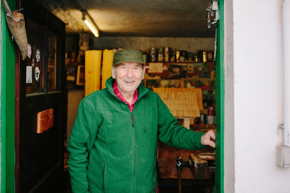 
				Paul Schmiedmaier in der Tür zu seiner Werkstatt.

			
