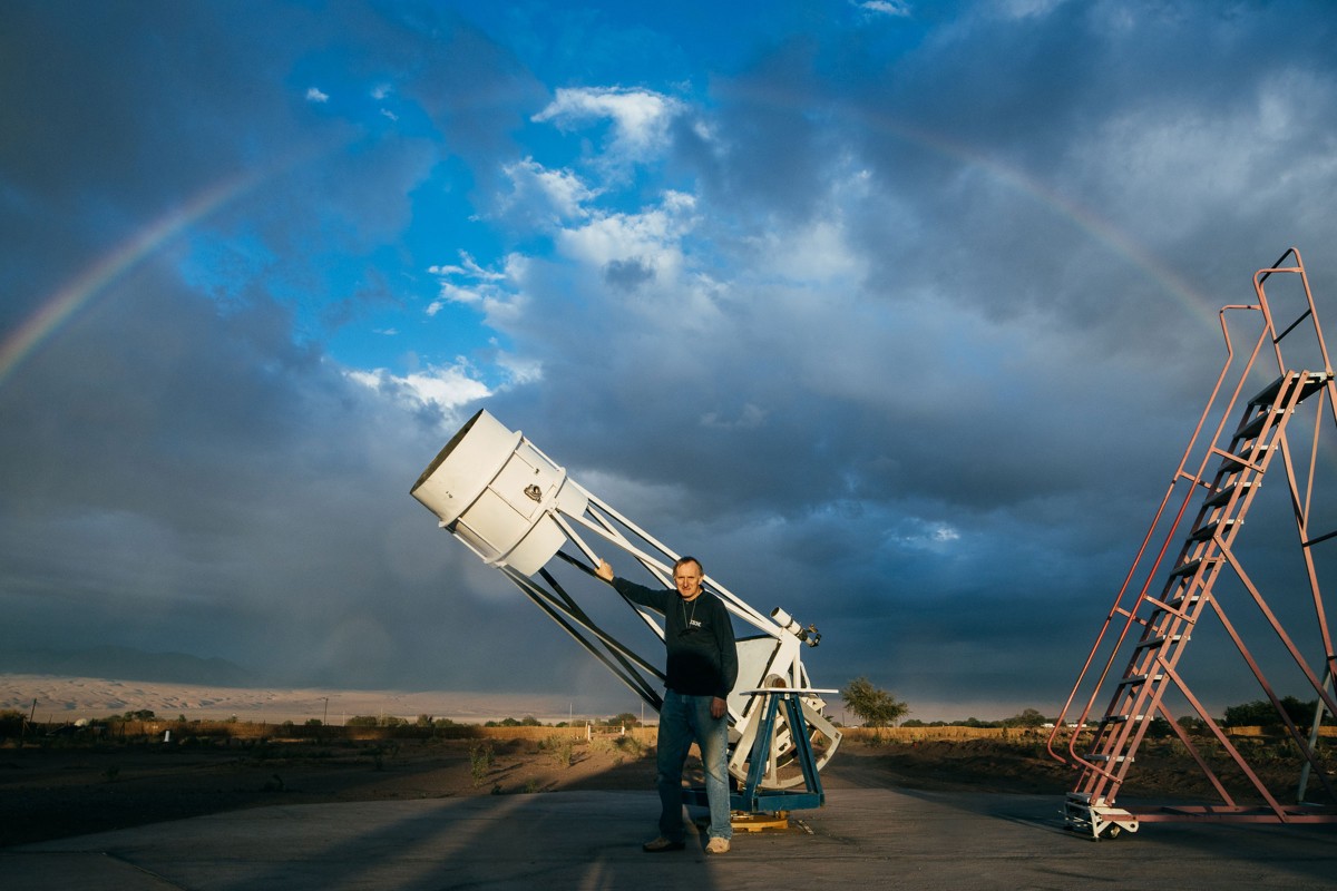 Der Hobby Astronom Alain Maury steht vor seinem selbstgebauten Teleskop 