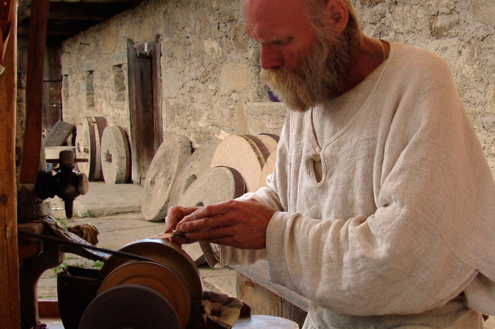
				Unterwegs auf Mittelaltermärkten: Scherenschleifer Klaus aus Scheinfeld in Bayern mit seinem selbst gebauten Schleiferkarren

			