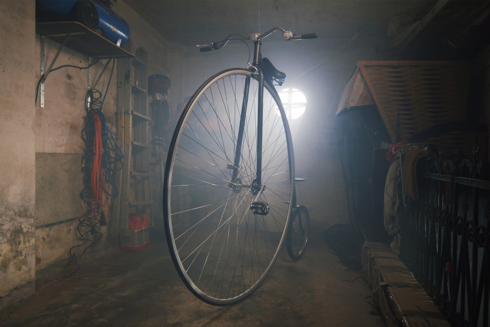 
				In Bernhards Werkstatt steht das fertige Hochrad.

			