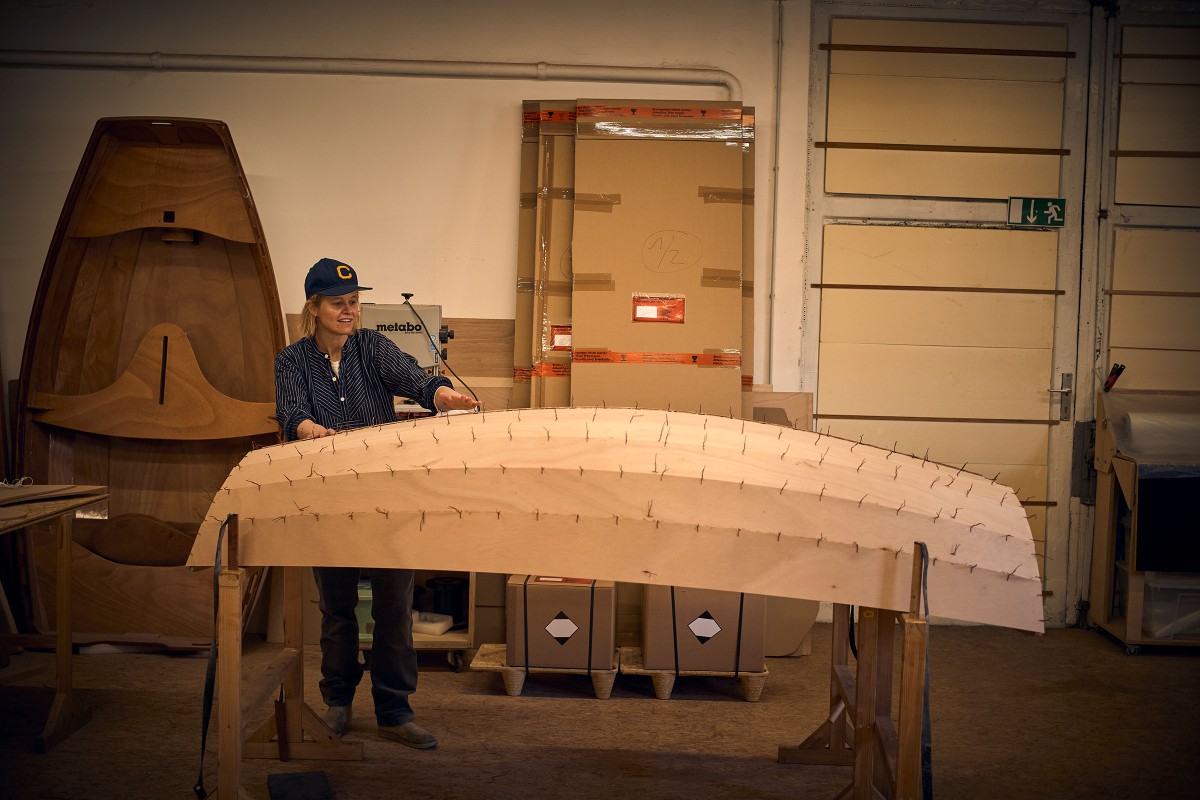 Bettina verbindet die Planken des Ruderboots mit Kupferdrähten. Die Technik nennt man „Stitchen“. 