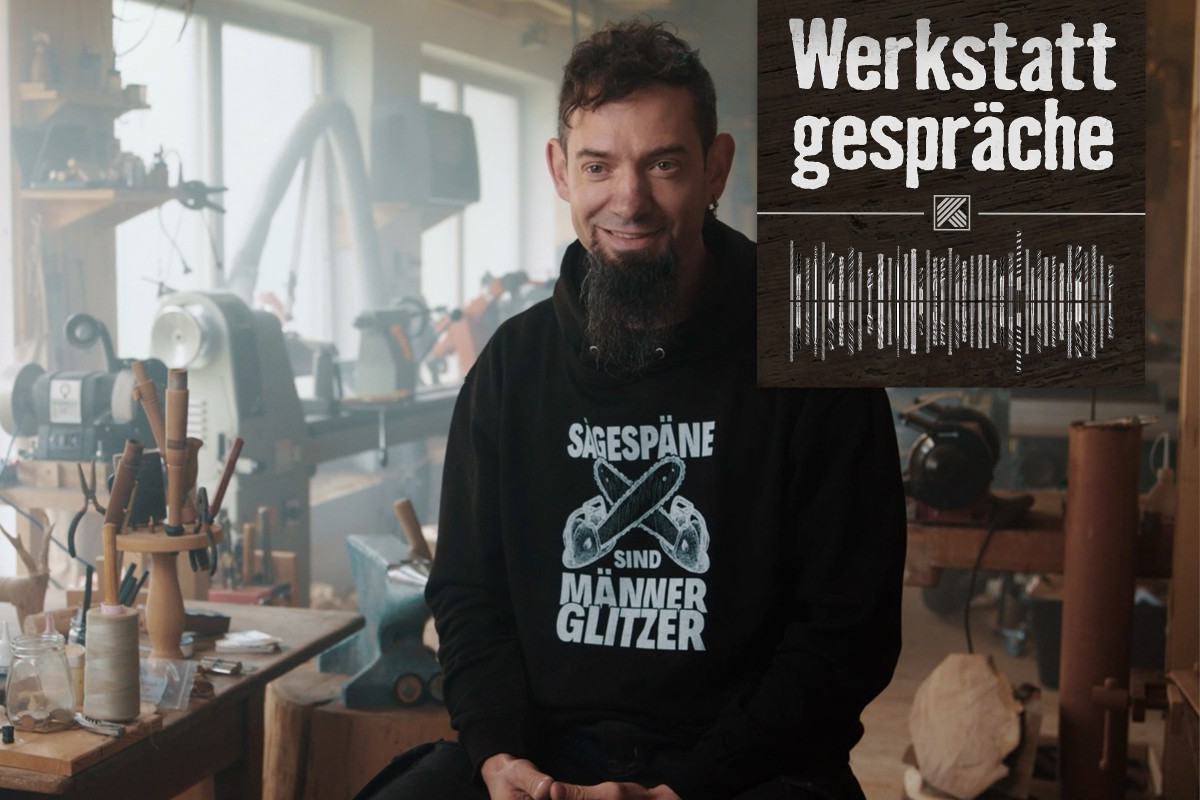 Dudelsackbauer Florian Ganslmeier sitzt in seiner Werkstatt. 
