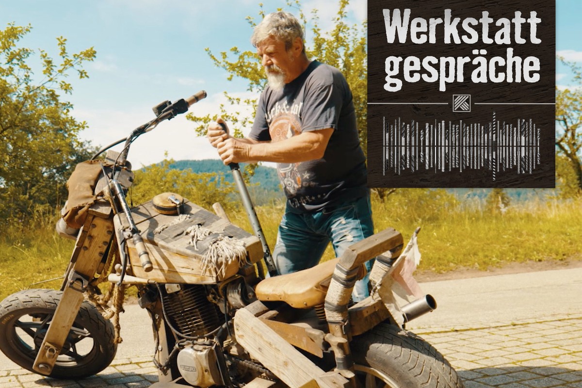 Willi Knörr startet ein Motorrad aus Holz. 