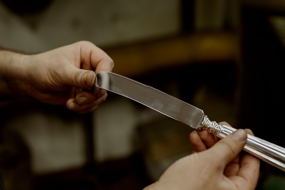 
				Fertig! Rund drei Stunden lang ist das Messer in der Altonaer Silber Werkstatt von Hand zu Hand gegangen.

			