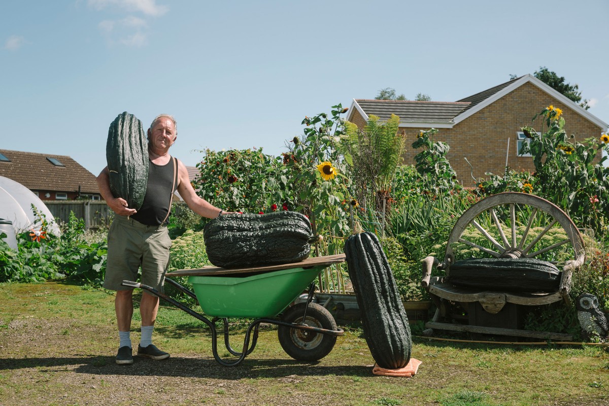 Phillip Vowles mit seinen riesigen Gurken im Garten 