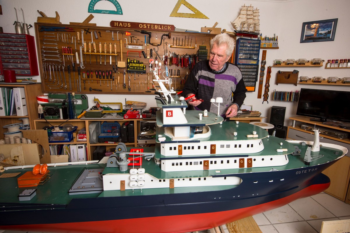 Lothar Bergander fuhr als Kapitän zur See. Heute baut er in seiner Werkstatt im Keller Schiffsmodelle im XXL Format. 