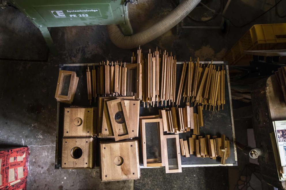 
				Auf dem Dachboden von Joachim Schmidts Laternen Werkstatt stapeln sich die Kisten, in denen er die vorgefertigten Einzelteile lagert. Alle millimetergenau per Hand zurechtgeschnitten.

			