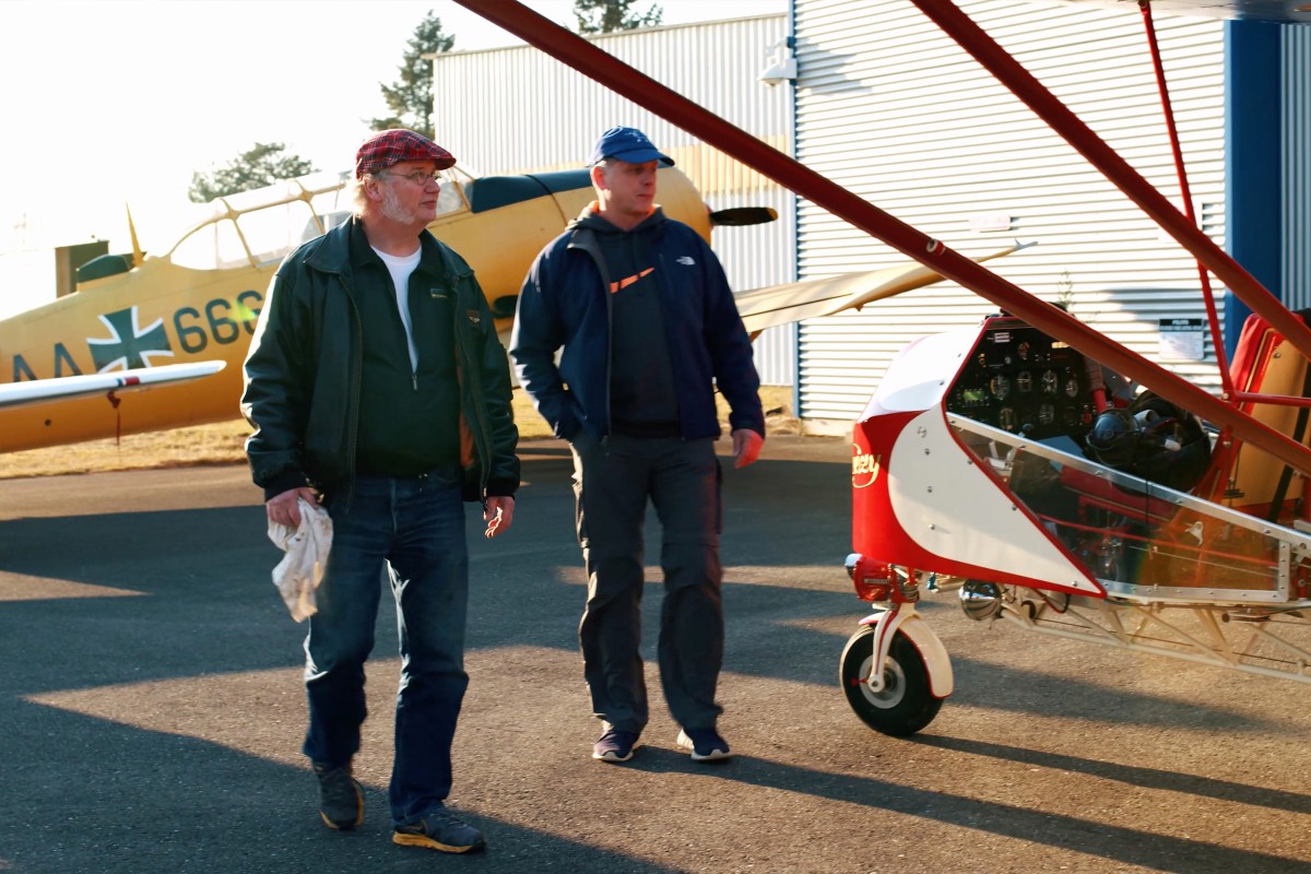 Carl Friedrich Schmidt steht mit einem Kollegen vor seinem Experimentalflugzeug. 
