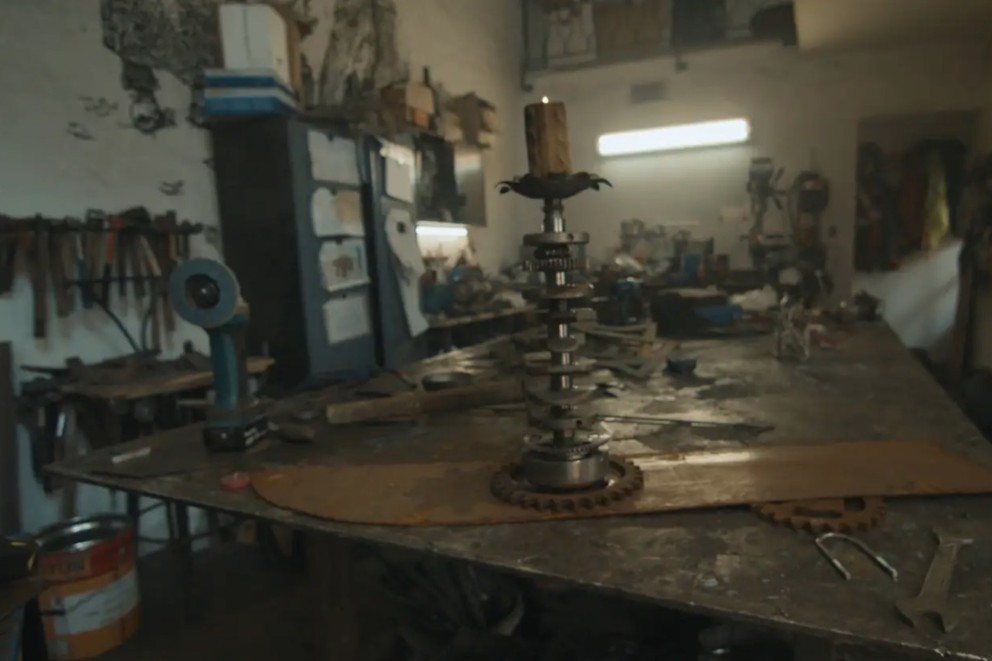 
				In Vepis Werkstatt liegen diverse Dinge aus Eisen herum.

			
