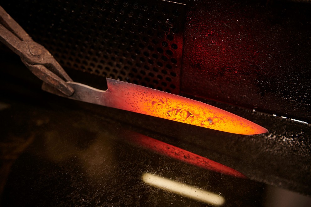 
				Im Ölbad: ein erkaltendes Messer.

			