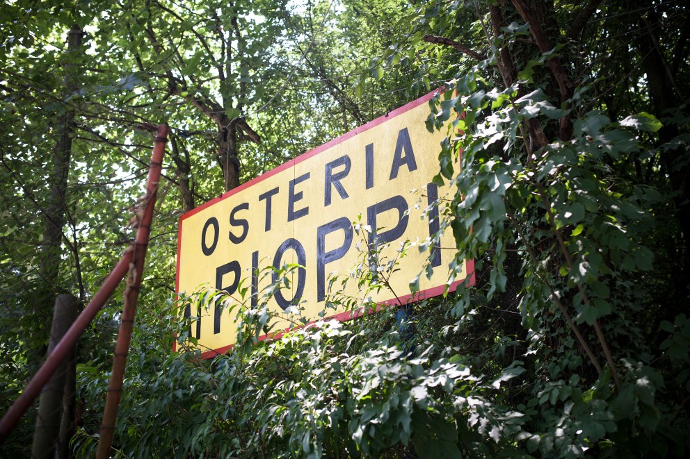 
				Das Schild der Osteria Ai Pioppi in Italien von Bruno Ferrin;

			