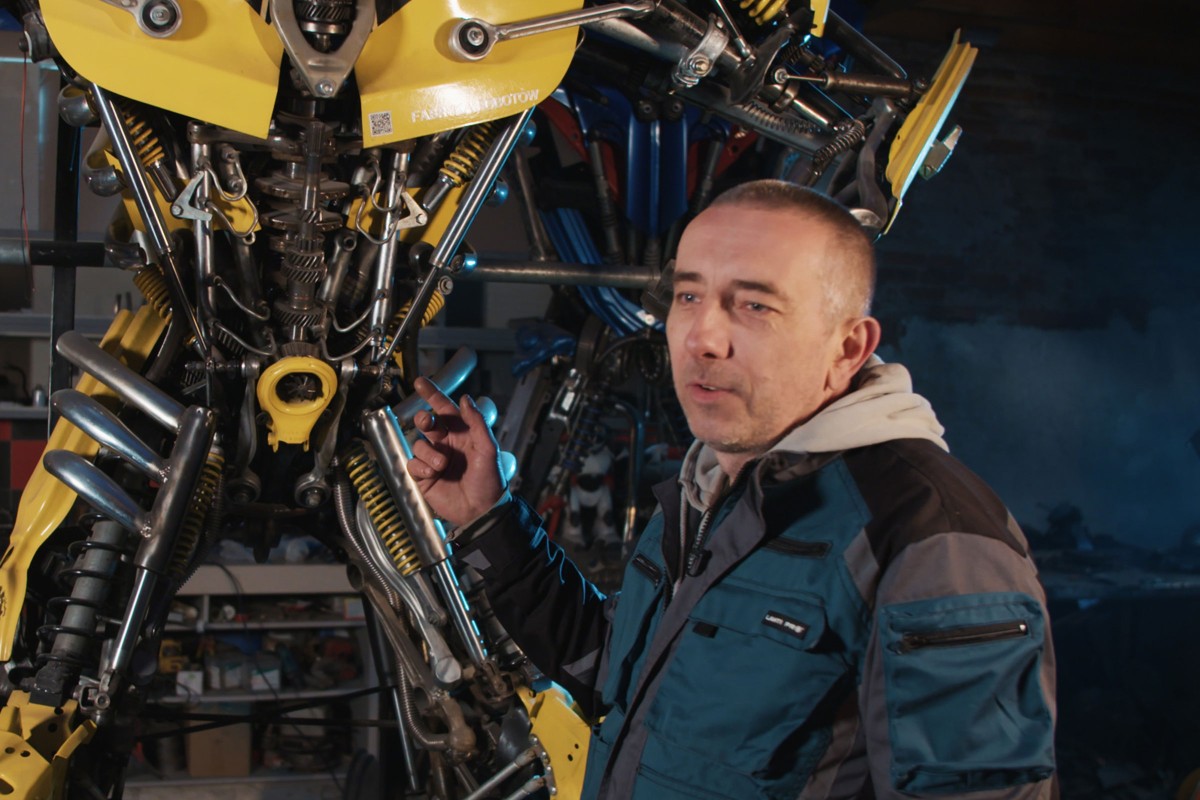 Sebastian Kucharski vor seinem Bumblebee Roboter in seiner Werkstatt 