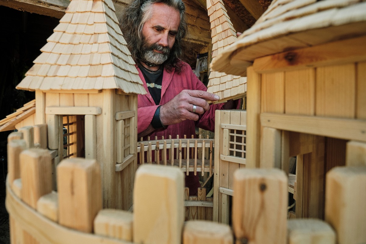 Fantasie kennt keine Grenzen. Rob Heard aus der Grafschaft Somerset in England setzt in seiner Werkstatt einem seiner fast zwei Meter hohen Zypressenschlösser ein Dach auf. 