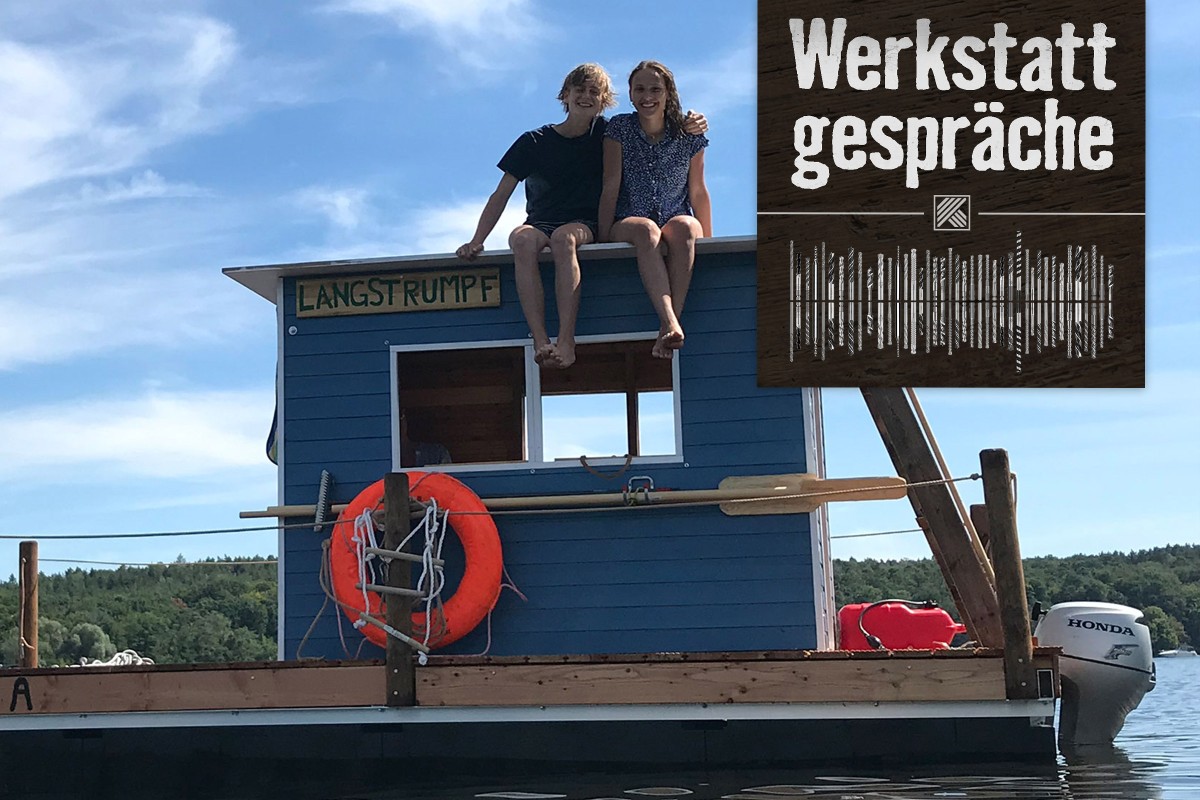 Janne Siemer (links) und Charlotte Hornemann sitzen auf dem Dach ihres selbstgebauten Hausboots. 