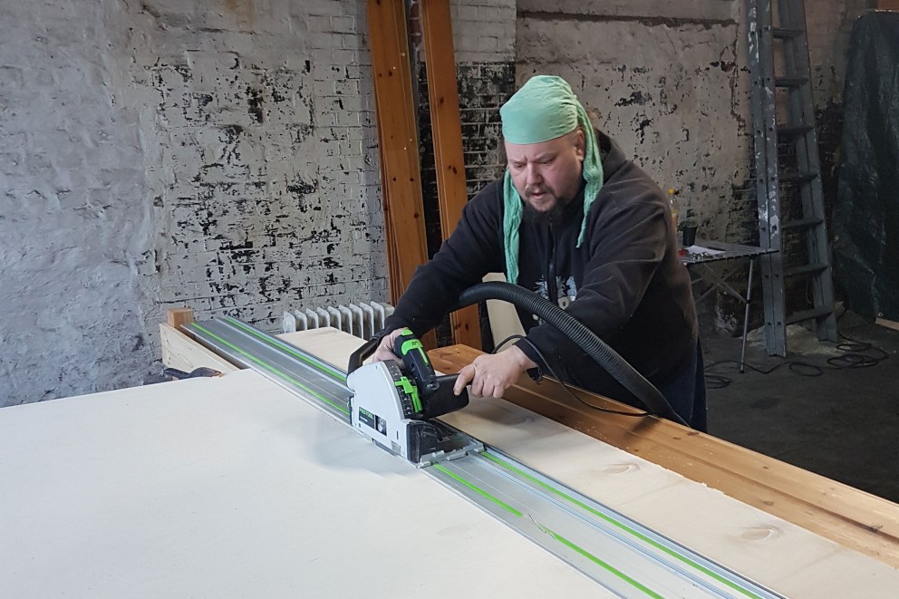 
				Präzisionsarbeit: Daniel Schulz hat mit einer Tauchsäge mit Schienensystem Multiplex Platten zugeschnitten

			