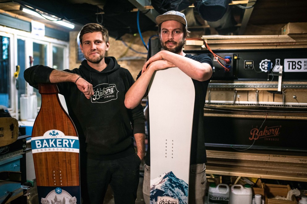 Hannes und Michi zeigen: ihre Snowboards