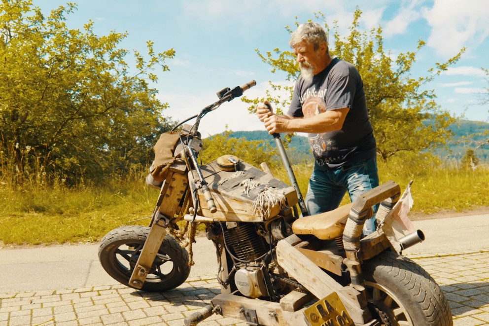 
				Willi startet sein Holz Motorrad per Hand

			