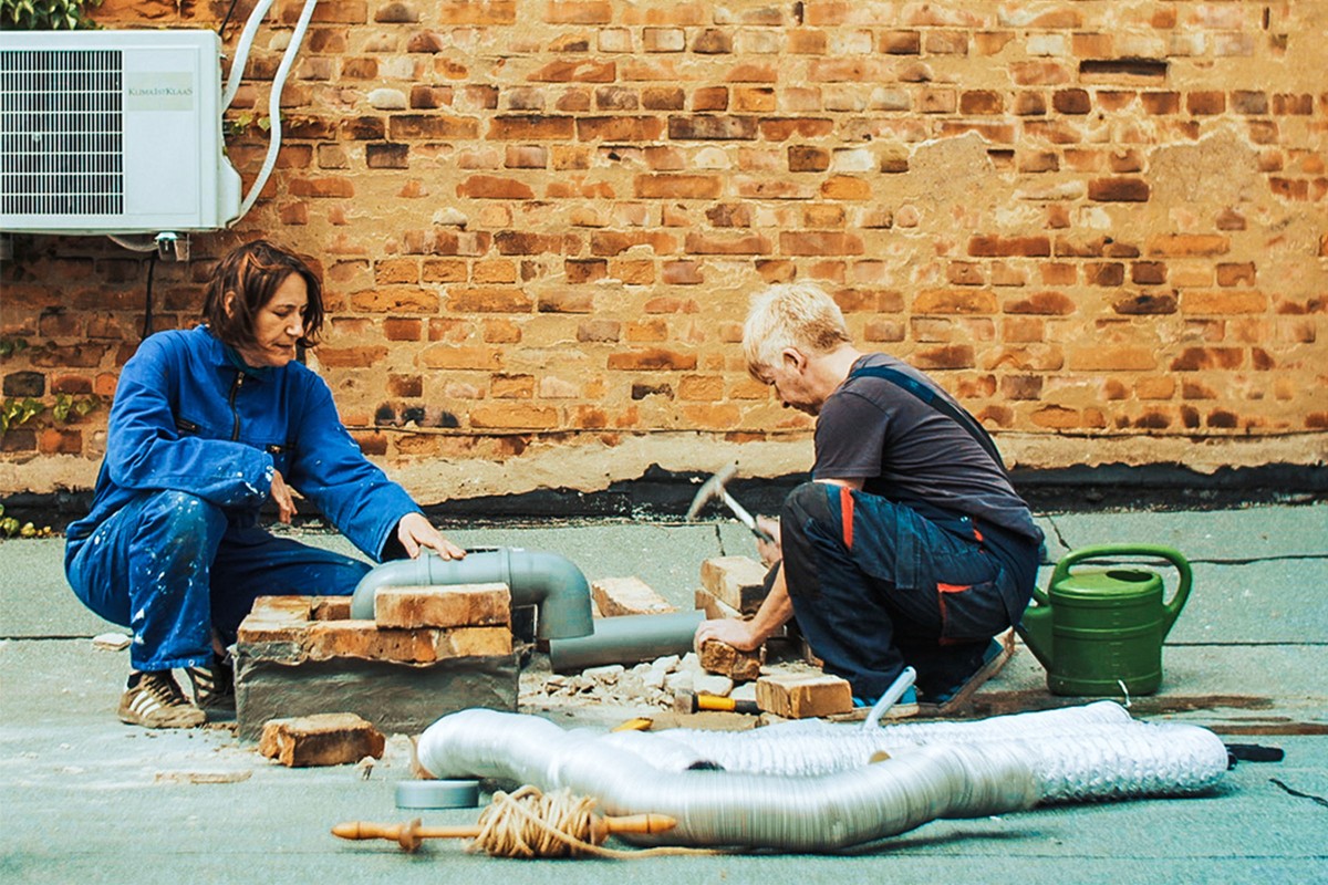 Helmut Kolb und Sigrid Weise arbeiten auf dem Dach ihres Kinos 